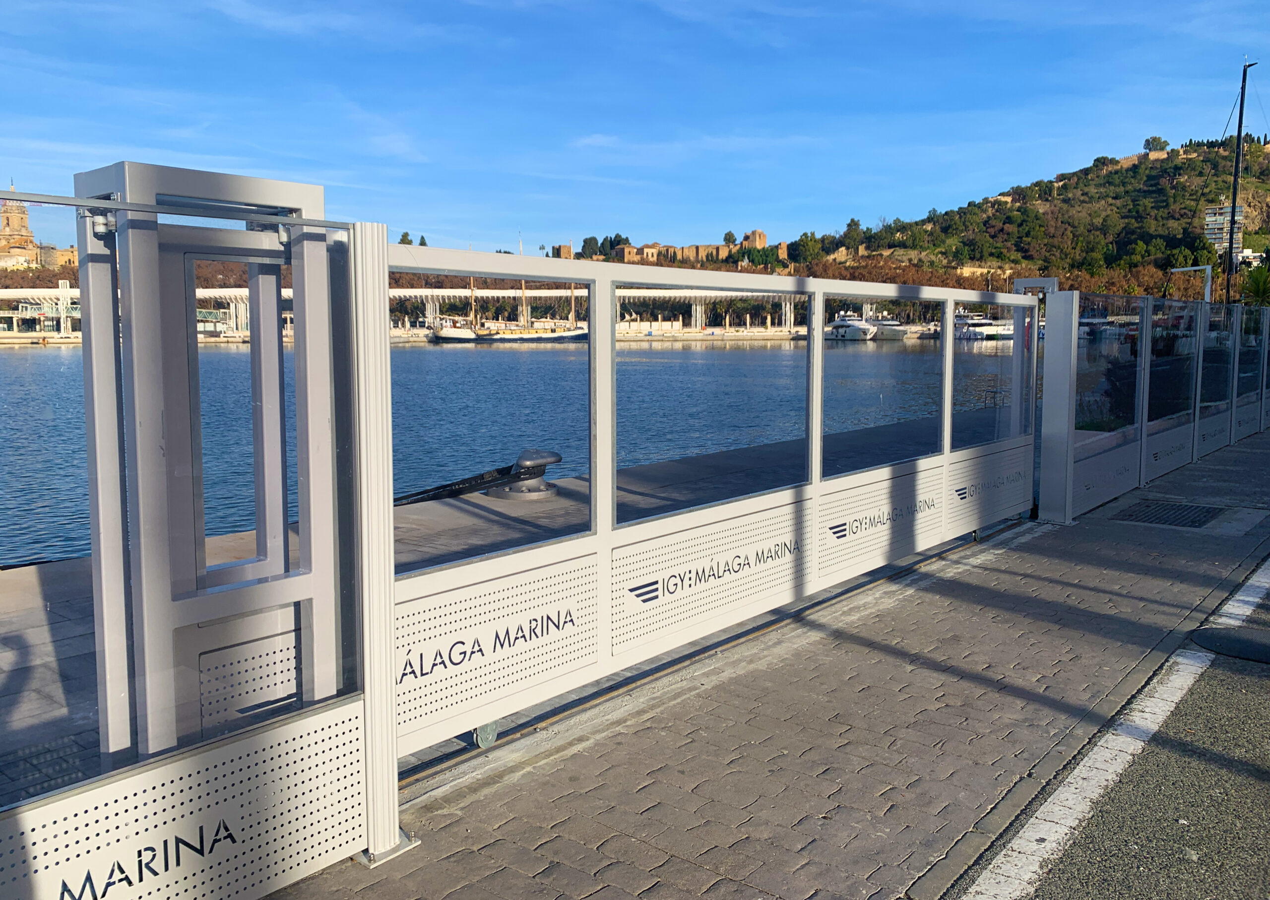 Vista del entorno protegido por el vallado en la marina de Málaga
